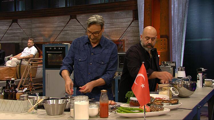 Im ersten Duell waren Mousse T. und Traditionskoch Koral Elci ran f&uuml;r die T&uuml;rkei Hensslers Gegner. Der kochte "İ&ccedil;li K&ouml;fte" nach Meinung der Jury aber besser und siegte knapp.