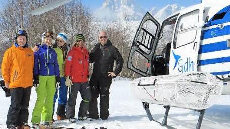 Hans-Hermann Drenske, Anja Wimmer, Horst Kneitz, Charly Hetz und Pilot Ben freuen sich über die herrlichen Skibedingungen. Im Hintergrund erhebt sich der 4710 Meter hohe Uschba-Doppelgipfel. Foto: privat