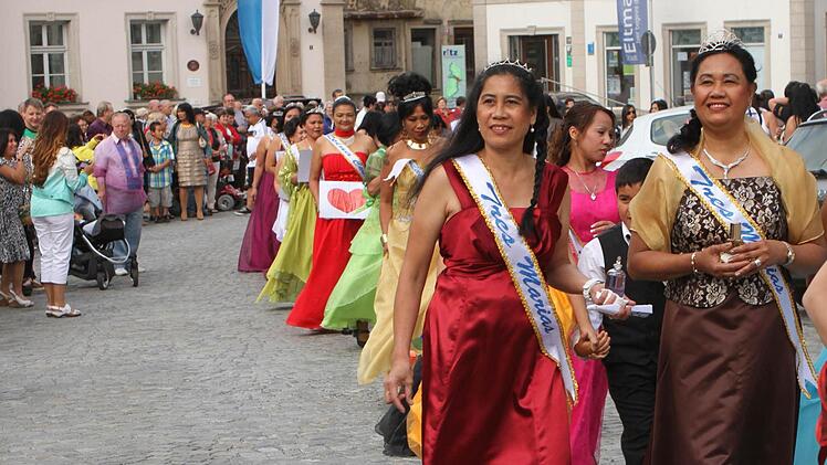 Die philippinischen Frauen mit ihrem schmuckvollen Band des Namens- oder Ortspatrons. Foto: Günther Geiling