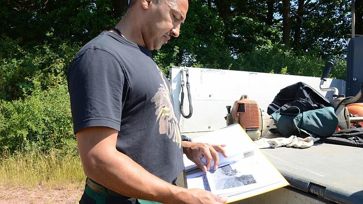 An diese Stelle soll noch ein Hinweisschild. Camillo Floth mit seiner Beschilderungs-Karte.