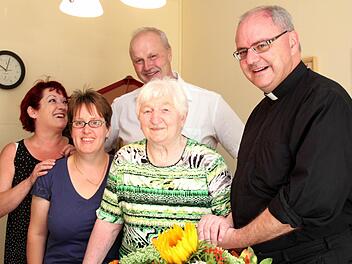 von links: Johanna Auerbeck, Michaela Wagner, Jubilarin, Dekan Kilian Kemmer, hinten Bürgermeister Gerald Brehm  Foto: Johanna Blum