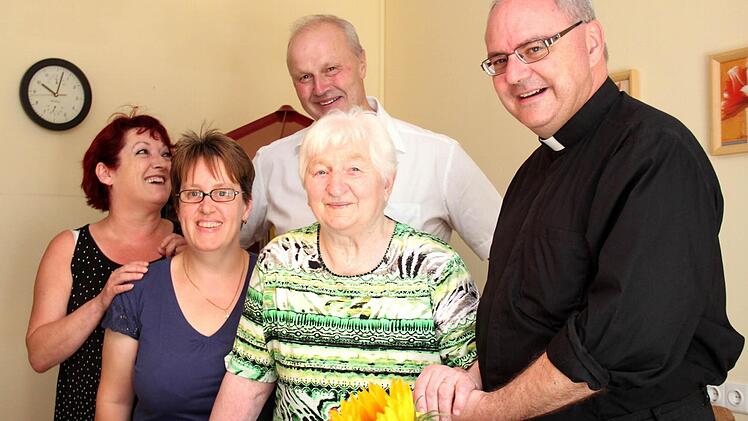 von links: Johanna Auerbeck, Michaela Wagner, Jubilarin, Dekan Kilian Kemmer, hinten Bürgermeister Gerald Brehm  Foto: Johanna Blum