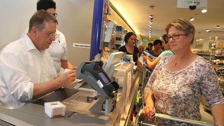 Exakt 20 Euro brachte der Einkauf von Elke Wuthe ein.