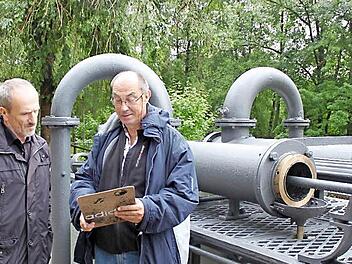 Horst Schmitt (links) vom Staatlichen Bauamt und Horst Fischer vom zuständigen Ingenieurbüro bei der Bauabnahme an der Freipumpe. Bis auf ein paar Kleinigkeiten ist alles ok. Fotos: Thomas Mäuser