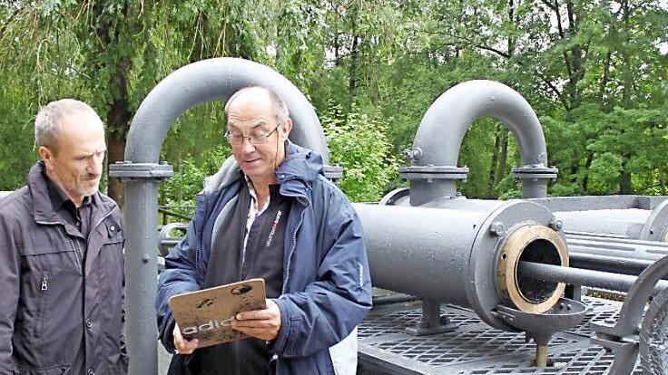 Horst Schmitt (links) vom Staatlichen Bauamt und Horst Fischer vom zuständigen Ingenieurbüro bei der Bauabnahme an der Freipumpe. Bis auf ein paar Kleinigkeiten ist alles ok. Fotos: Thomas Mäuser
