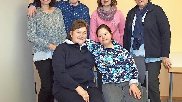 HPZ-Gesamtleiterin Maria Wiehle (rechts) und Wohnheimleiterin Angelika M&uuml;ller (links) bedankten sich zusammen mit den drei Bewohnern bei Annegret Hauptmann (sitzend links). Foto: Alfred Thieret