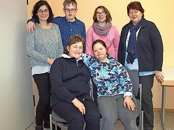 HPZ-Gesamtleiterin Maria Wiehle (rechts) und Wohnheimleiterin Angelika Müller (links) bedankten sich zusammen mit den drei Bewohnern bei Annegret Hauptmann (sitzend links). Foto: Alfred Thieret