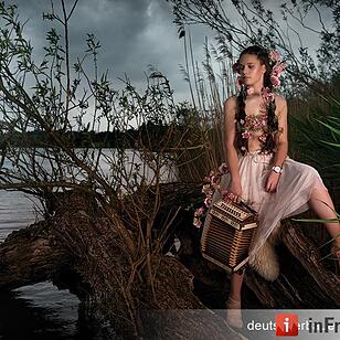 Junge Bäuerinnen aus der Schweiz zeigen sich erotisch