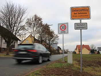 Mit Schwung in den Ort: Nicht jeder Autofahrer hat am Schild an der Ortseinfahrt nach Unterzettlitz aus Richtung Bad Staffelstein schon genau Tempo 30 auf dem Tacho stehen. Foto: Tobias Kindermann