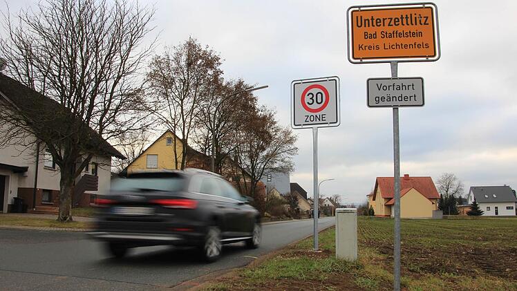 Mit Schwung in den Ort: Nicht jeder Autofahrer hat am Schild an der Ortseinfahrt nach Unterzettlitz aus Richtung Bad Staffelstein schon genau Tempo 30 auf dem Tacho stehen. Foto: Tobias Kindermann