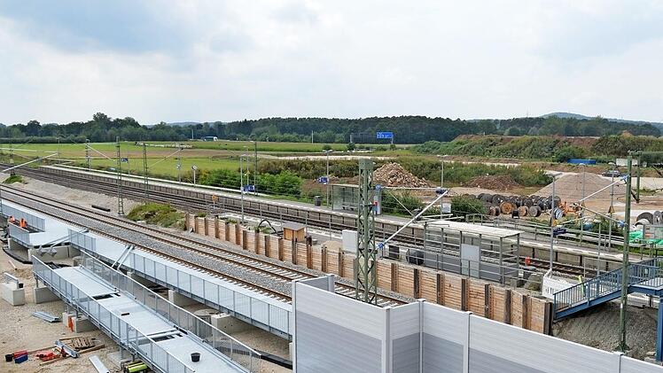 Am Haltepunkt Kersbach wird momentan ein provisorischer Bahnsteig aufgestellt. Ab Ende August sollen Züge auf den neuen Gleisen fahren.