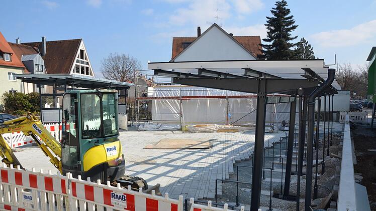 An der Schütt entsteht ein  Gastroplatz: Links die Bushaltestelle, rechts die Fahrradüberdachungen, im Hintergrund das noch verhüllte Imbiss-Haus.