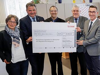Brose unterst&uuml;tzt die Koordinierungsstelle f&uuml;r Menschen mit Migrationshintergrund erneut mit 20&nbsp;000 Euro (von links): Almut Hagner (Mitarbeiterin Koordinierungsstelle), J&ouml;rg Schwitalla (Gesch&auml;ftsf&uuml;hrer Personal Brose Gruppe), Thomas Nowak (Dritter B&uuml;rgermeister), Norbert Tessmer (Oberb&uuml;rgermeister) und Holger Diez (Leiter Sozialamt). Foto: David Schmitt