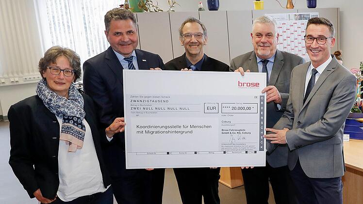 Brose unterst&uuml;tzt die Koordinierungsstelle f&uuml;r Menschen mit Migrationshintergrund erneut mit 20&nbsp;000 Euro (von links): Almut Hagner (Mitarbeiterin Koordinierungsstelle), J&ouml;rg Schwitalla (Gesch&auml;ftsf&uuml;hrer Personal Brose Gruppe), Thomas Nowak (Dritter B&uuml;rgermeister), Norbert Tessmer (Oberb&uuml;rgermeister) und Holger Diez (Leiter Sozialamt). Foto: David Schmitt