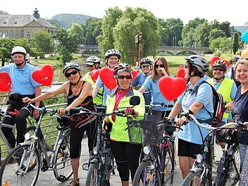 Knapp 20 Radler starteten in Bad Kissingen zur fünften "Tour mit Herz".Sigismund von Dobschütz
