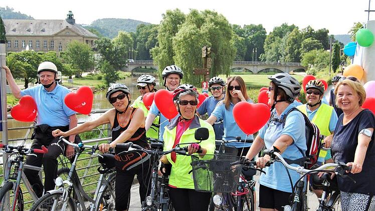 Knapp 20 Radler starteten in Bad Kissingen zur fünften "Tour mit Herz".Sigismund von Dobschütz