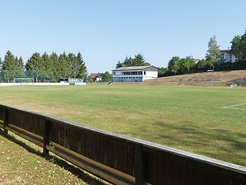 Anstelle des derzeitigen Rasenplatzes wird der FC Kupferberg in den nächsten Jahren einen Kunstrasenplatz mit Zaunanlage, Bande und Flutlicht errichten. Der Förderbescheid des Bayerischen Landessportverbands liegt den Verantwortlichen seit Mai dieses Jahres vor.  Foto: Klaus-Peter Wulf
