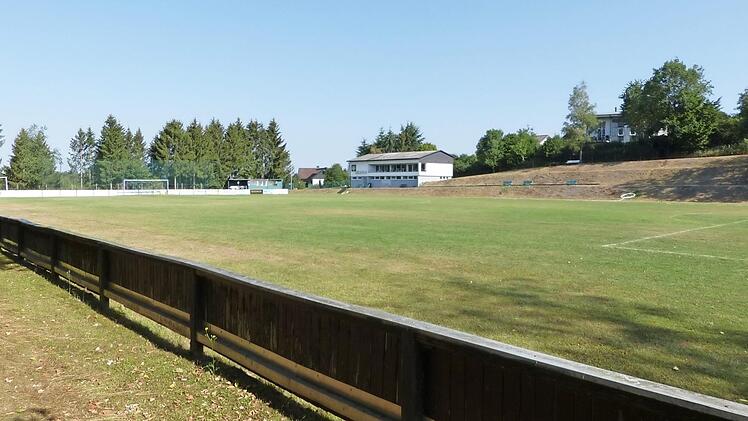 Anstelle des derzeitigen Rasenplatzes wird der FC Kupferberg in den nächsten Jahren einen Kunstrasenplatz mit Zaunanlage, Bande und Flutlicht errichten. Der Förderbescheid des Bayerischen Landessportverbands liegt den Verantwortlichen seit Mai dieses Jahres vor.  Foto: Klaus-Peter Wulf