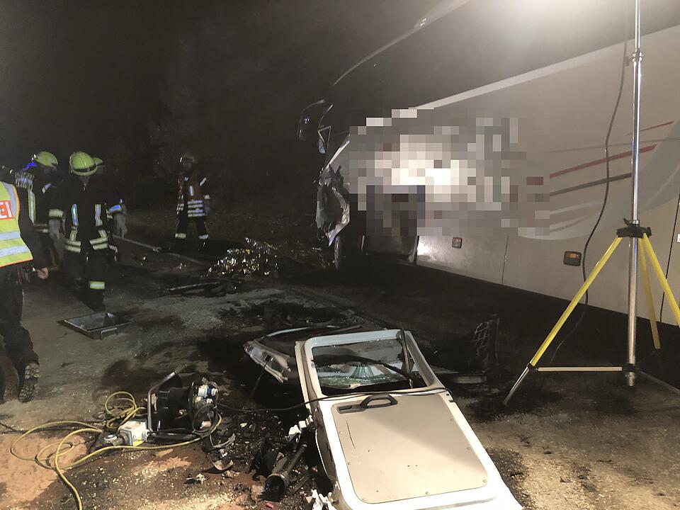 B26 bei Stockstadt: Kleintransporter kollidiert mit Reisebus –  mehrere Verletzte