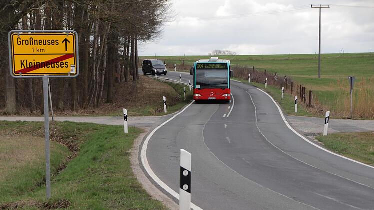 Zwischen Groß- und Kleinneuses bekommt die Staatsstraße einen neuen Belag. Die Linienführung bleibt wie sie ist.  Foto: Andreas Dorsch