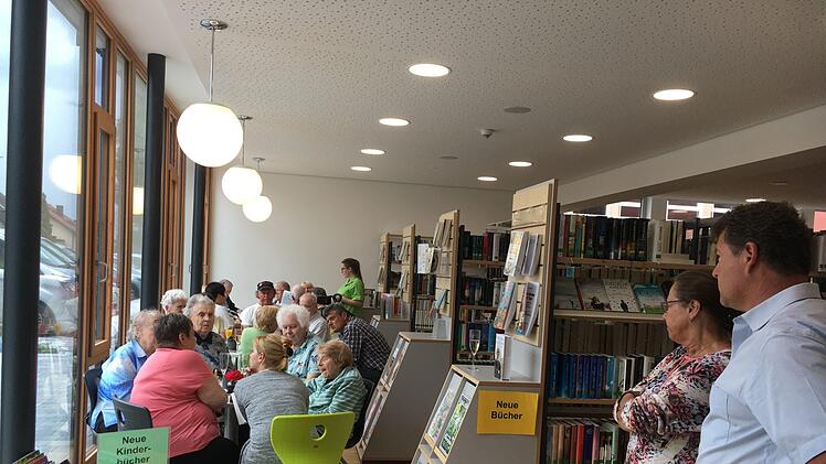 Bei der Eröffnung der Seniorenbücherei in OberhaidFoto: Anette Schreiber