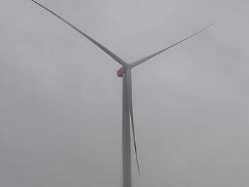 140 Meter ist das Windrad "ERH 5" zwischen Höchstadt und Lonnerstadt hoch. Cem Baydar und seine Kollegen fahren mit dem Aufzug nach oben.  Funktioniert der nicht, gibt es eine Leiter. Fotos: Franziska Rieger