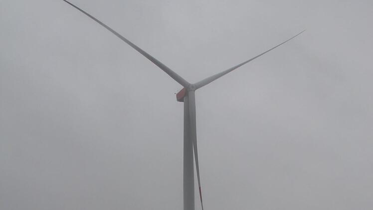 140 Meter ist das Windrad "ERH 5" zwischen Höchstadt und Lonnerstadt hoch. Cem Baydar und seine Kollegen fahren mit dem Aufzug nach oben.  Funktioniert der nicht, gibt es eine Leiter. Fotos: Franziska Rieger