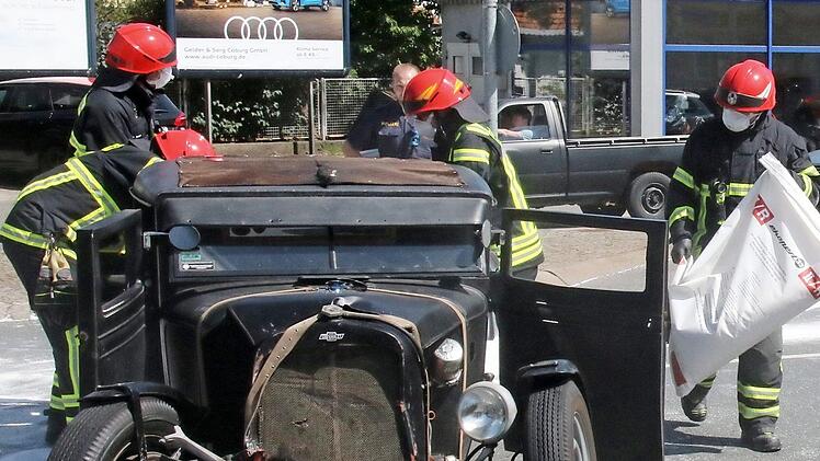 So ein Auto sieht man nicht alle Tage: Der Oldtimer der Marke Dodge Chrysler, Baujahr 1932, hatte gerade seine aktuelle T&Uuml;V-Plakette erhalten, als der Unfall passierte. Ein Fahrer hatte Gr&uuml;n, der andere nahm f&auml;lschlicherweise an, die Ampel zeige Gr&uuml;n.