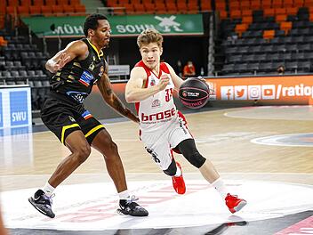 Bennet Hundt (rechts) hatte mit seinen Bambergern im BBL-Pokal Ende Oktober gegen die MHP Riesen um Barry Brown jr., der 30 Punkte erzielte, klar mit 72:99 das Nachsehen.  Foto: Daniel Löb