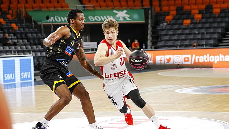 Bennet Hundt (rechts) hatte mit seinen Bambergern im BBL-Pokal Ende Oktober gegen die MHP Riesen um Barry Brown jr., der 30 Punkte erzielte, klar mit 72:99 das Nachsehen.  Foto: Daniel Löb