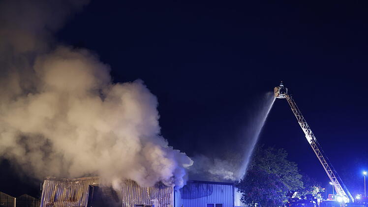 Lagerhalle stand im Vollbrand
