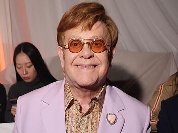 Elton John Trotz massiv eingeschränkter Sehkraft bleibt Elton John optimistisch und tritt auch weiterhin regelmäßig öffentlich auf.