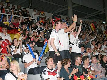 In der HUK-Arena fand das größte Public Viewing statt, veranstaltet von VR-Bank Coburg, Radio Eins und Coburger Tageblatt.  Fotos: Michael Stelzner/Jochen Berger/Oliver Schmidt/ Helke Renner