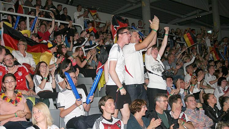 In der HUK-Arena fand das größte Public Viewing statt, veranstaltet von VR-Bank Coburg, Radio Eins und Coburger Tageblatt.  Fotos: Michael Stelzner/Jochen Berger/Oliver Schmidt/ Helke Renner
