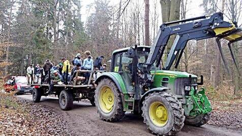 Mit dem Traktor geht es in den Wald. Foto: Johanna Blum