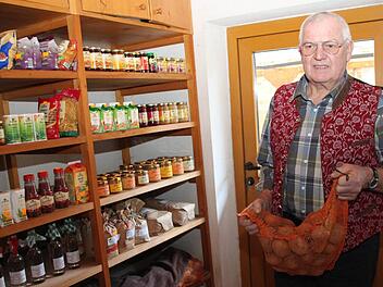 Beim Rangabauern: Dieter Eschenbacher bringt hofeigene Bio-Kartoffeln in die Küche. Foto: Stephan Tiroch