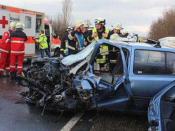 Aus diesem Auto wurde der Fahrer schwer verletzt befreit. Foto: Andreas Dorsch
