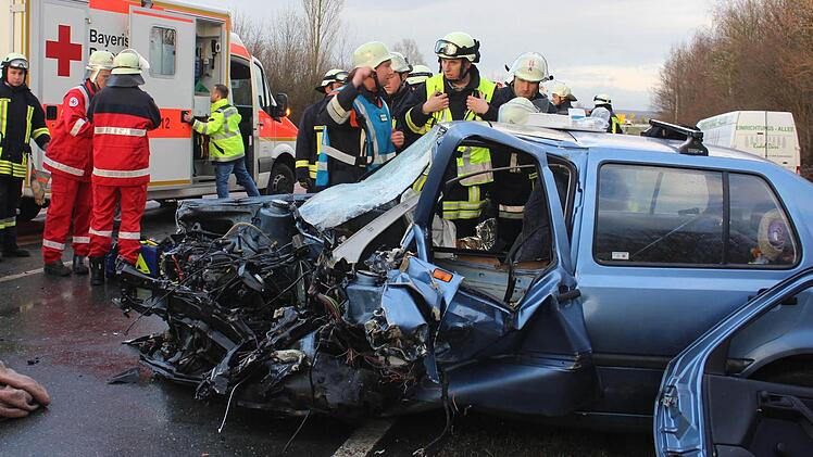 Aus diesem Auto wurde der Fahrer schwer verletzt befreit. Foto: Andreas Dorsch