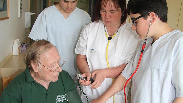 ... während Shahram Nabawi (13) beim Blutdruck messen tätig ist.