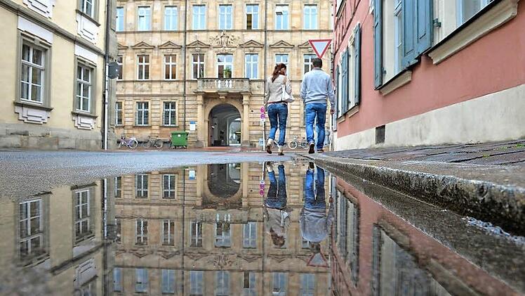 Ersehntes Nass? Blick vom Heumarkt durch die Stangsgasse auf die Kapuzinerstraße Fotos: Ronald Rinklef