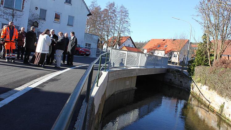 Die offizielle Verkehrsfreigabe der Brücke Langheimer Straße wurde am Montag gefeiert. Foto: Popp