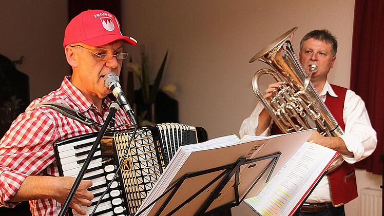 Musikdirektor Bernd Hammer (links) und sein Bruder Klaus (rechts) sorgten mit einem Wirtshaussingen dafür, dass das Jubiläumsfest des Rhönklub-Zweigvereins recht aufgelockert war.  Fotos: Dieter Britz