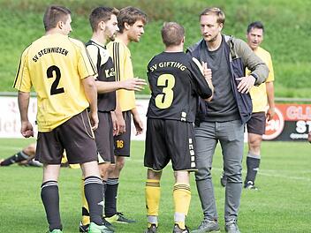 Packende und umkämpfte Spiele sind auch an diesem Wochenende in der Kreisklasse 4 zu erwarten. Und trotzdem dürfte es nach dem Abpfiff überall so sportlich fair zugehen wie vor 14 Tagen nach dem Topspiel zwischen dem SV Gifting mit Kapitän Tobias Förtsch (Nr. 3) und dem Steinwiesener Spielertrainer Colin Gloystein. Foto: Heinrich Weiß