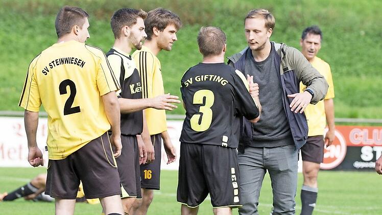 Packende und umkämpfte Spiele sind auch an diesem Wochenende in der Kreisklasse 4 zu erwarten. Und trotzdem dürfte es nach dem Abpfiff überall so sportlich fair zugehen wie vor 14 Tagen nach dem Topspiel zwischen dem SV Gifting mit Kapitän Tobias Förtsch (Nr. 3) und dem Steinwiesener Spielertrainer Colin Gloystein. Foto: Heinrich Weiß