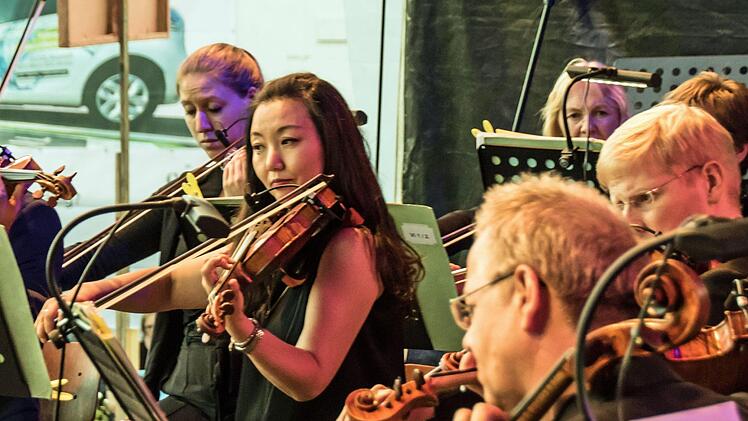 Tausende von Zuhörern bejubelten das Philharmonische Orchester des Landestheaters Coburg beim Klassik-Open-Air im Rosengarten.Foto: Jochen Berger