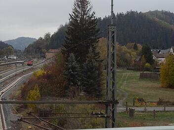 Eine mögliche neue Straße könnte an der Bahnlinie (rechts) entlang führen, wogegen sich Anwohner der teils zu sehenden Häuser vehement wehren. Fotos: Karl-Heinz Hofmann