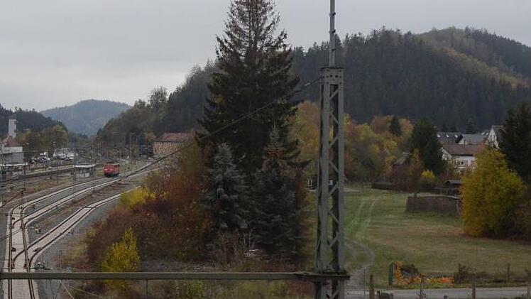 Eine mögliche neue Straße könnte an der Bahnlinie (rechts) entlang führen, wogegen sich Anwohner der teils zu sehenden Häuser vehement wehren. Fotos: Karl-Heinz Hofmann