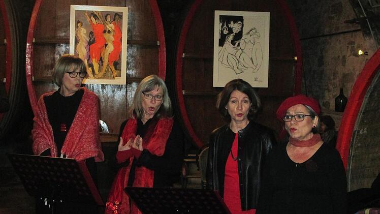 Die Gesangsgruppe "Sweet Inspiration" fand die passenden Töne zur Vernissage "Ewig lockt das Weib".