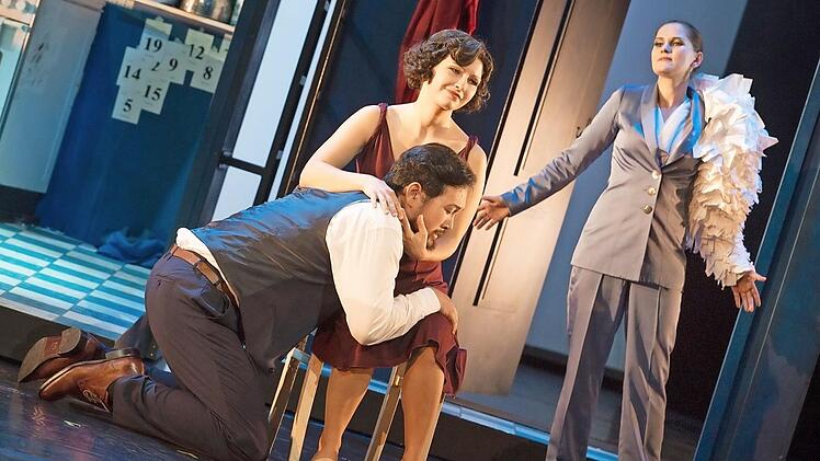 Orpheus (Minseok Kim) liegt im Schoß von Eurydike (Sophie-Magdalene Reuter) und Amor (Yvonne Prentki) schaut zu.  Foto: H. Dietz Fotografie