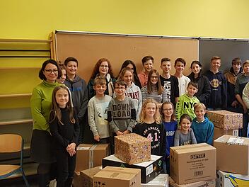 Sch&uuml;ler und Lehrer vor den gepackten Kisten. Margaretha Kach